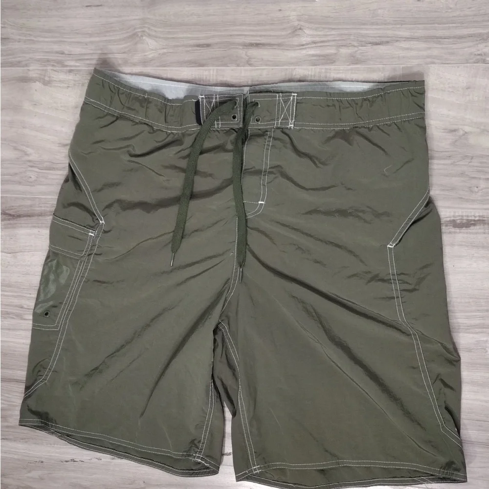 Body glove Olive Green Cargo Shorts size L pre owned good condition